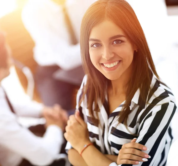 Joven mujer de negocios sentada en el escritorio en la oficina — Foto de Stock