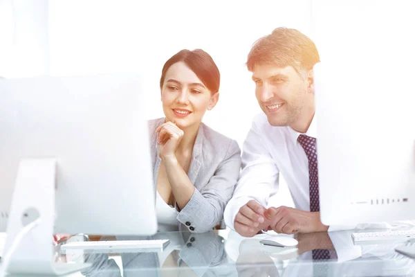 Gerente de retratos y asistente en el lugar de trabajo — Foto de Stock