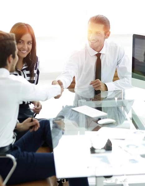 Gente de negocios dándose la mano, terminando una reunión — Foto de Stock