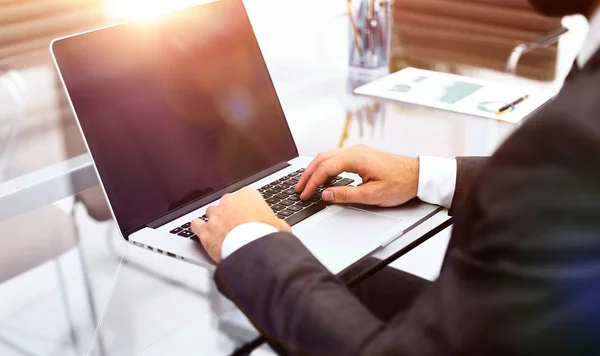 Closeup.businessman digitação no laptop . — Fotografia de Stock