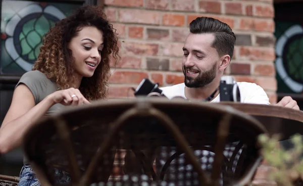 Junges Paar genießt Kaffee in einem Straßencafé und lacht — Stockfoto