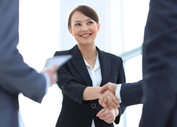 Empresária apertando as mãos com um empresário durante uma reunião — Fotografia de Stock