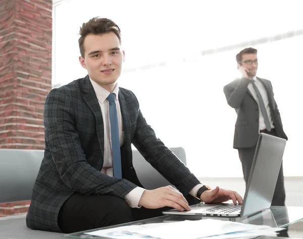 Concept d'entreprise.déterminé jeune homme d'affaires — Photo