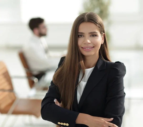 Jeune femme d'affaires sur le fond du bureau — Photo