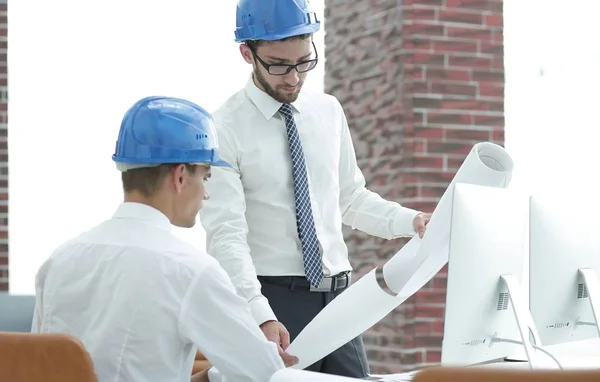 Arquitecto y capataz de la construcción para discutir un nuevo proyecto — Foto de Stock