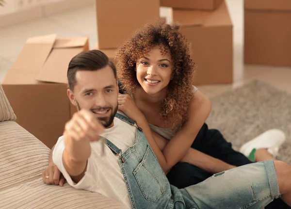 Pareja joven sosteniendo la llave de un nuevo apartamento —  Fotos de Stock