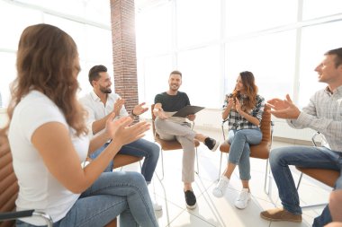 iş takım modern ofisindeki bir seminerde