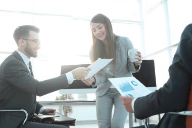 mali belgeleri tartışırken iş takım.