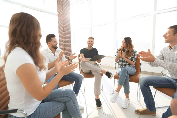 iş takım modern ofisindeki bir seminerde