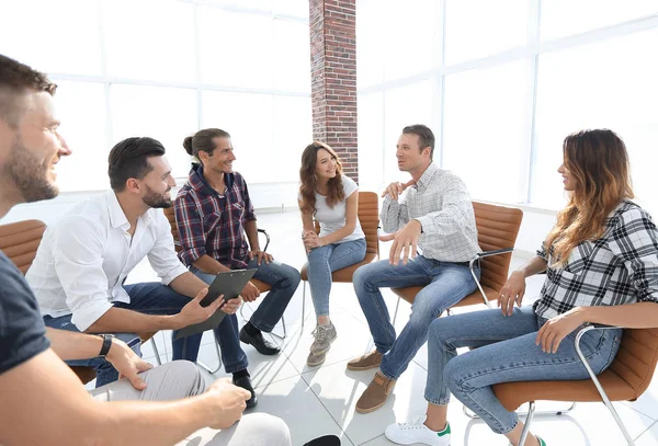 ofis lobisinde otururken yaratıcı ekibi