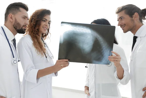 Travailleurs médicaux qui regardent des patients film radiographique — Photo