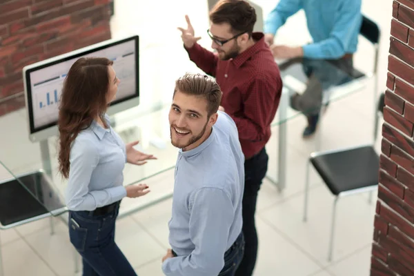 Yaratıcı iş adamları genç adamın açıklamalarını dinliyor..