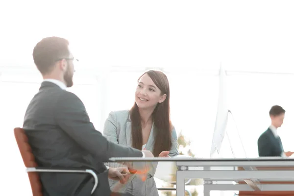 Geschäftspartner diskutieren. — Stockfoto