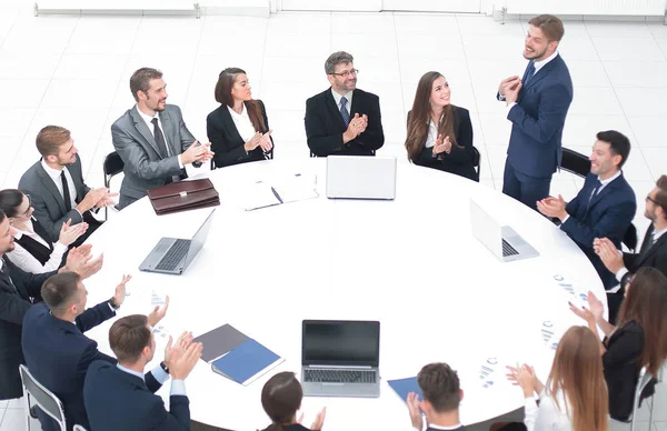 Empresários aplaudindo palestrante em uma reunião de negócios . — Fotografia de Stock