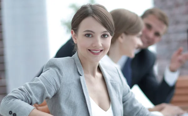 Retrato de mulheres de negócios bem sucedidas no local de trabalho — Fotografia de Stock