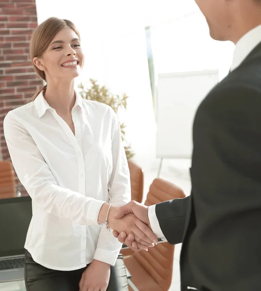 Woman Manager vítá klienta stiskem ruky. — Stock fotografie