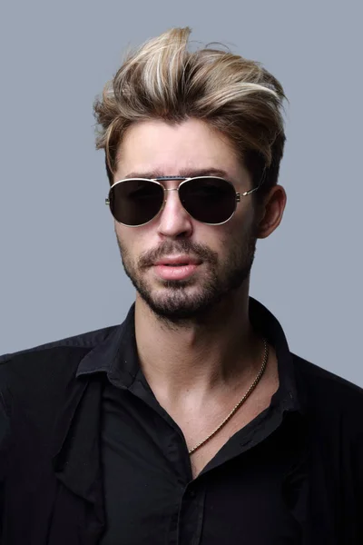 Detail portrét pohledný stylový člověka v sluneční brýle. — Stock fotografie