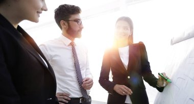 iş kadını işaret işaretçisi flipboard sunudaki ofiste için