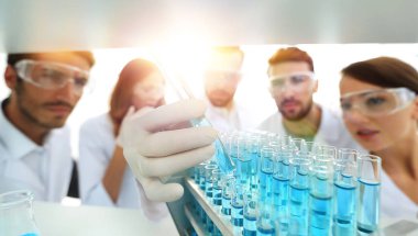 arka plan görüntüsü sıvıyla okuyan microbiologists oluşan bir gruptur