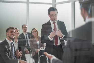 Proje yöneticisi iş ekibi için bir rapor hazırlıyor.