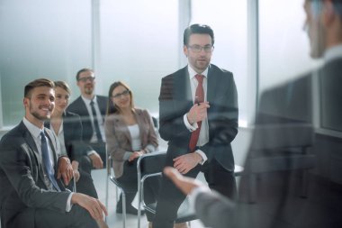 Proje yöneticisi iş ekibi için bir rapor hazırlıyor.