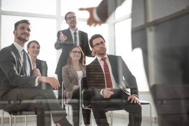 Tartışmak için bir iş toplantısında baş ve iş takım