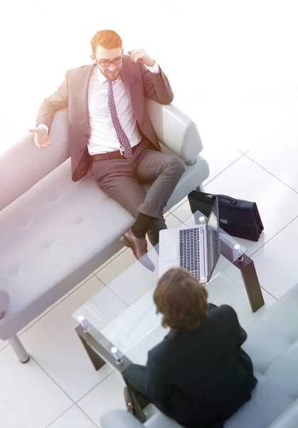 Uomini d'affari che parlano in riunione in ufficio — Foto Stock