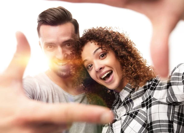 yeni evliler parmakları çerçevede bak.