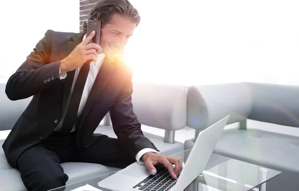 Empresário confiante em seu escritório . — Fotografia de Stock