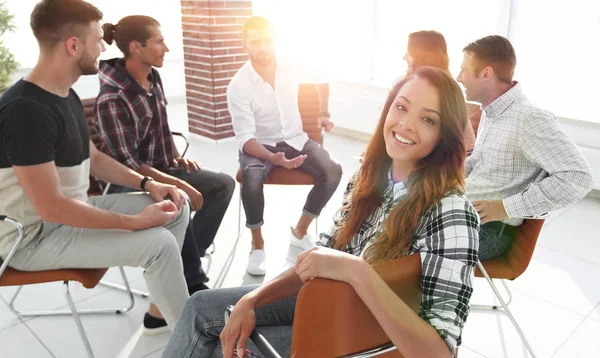 iş kadını atölyesinde oturmuş