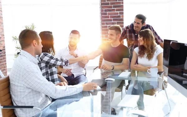 Apretón de manos de jóvenes diseñadores en una reunión — Foto de Stock