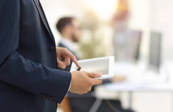 Closeup.businessman trabajando en el ordenador tableta — Foto de Stock