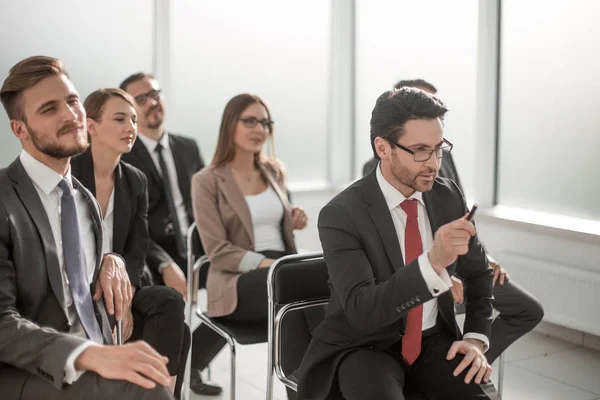 Manager vraagt een vraag op een zakelijke bijeenkomst — Stockfoto