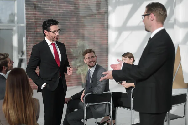 Zakenman houdt een seminar voor werknemers van het bedrijf. — Stockfoto