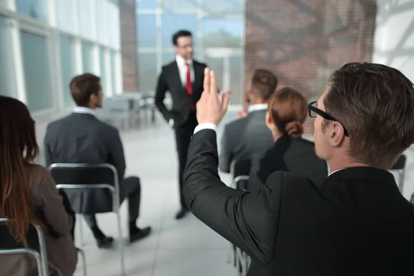 Achteraanzicht. zakelijke seminar luisteraar, vraagt de spreker — Stockfoto