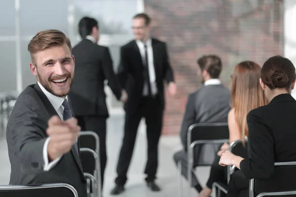 Affärsman som sitter i konferensrummet, pekar på dig — Stockfoto