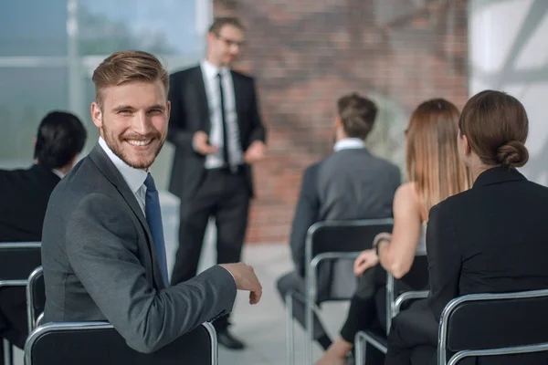 Joven empresario sentado en la sala de conferencias — Foto de Stock