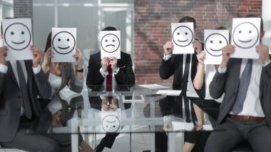 Masada oturan smiley simgeleri ile iş takım