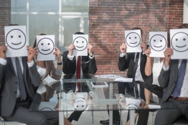 Masada oturan smiley simgeleri iş takım tutar