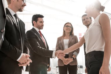 Olgun işadamı bir genç iş kadını el sallayarak