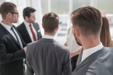 bulanık office arka plan üzerinde başarılı iş adamı