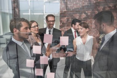 Cam Yönetim Kurulu ile ilgili notlar üzerinde gösterilen iş takım