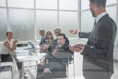 işadamı sunuyu yeni bir projenin modern bir ofiste yapar.