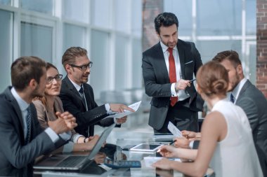 iş takım tartışarak yeni proje