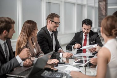 iş takım çalışma toplantısında mali sorunları tartışıyor