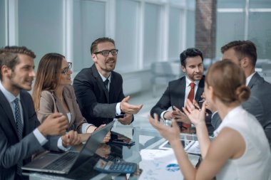 İş takım önemli sorunları tartışıyor.