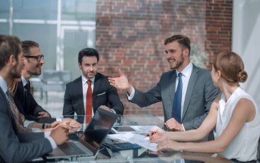 ofiste bir iş toplantısında iş takım