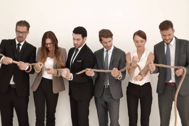 bir grup genç insan ile güçlü bir ip bağladılar
