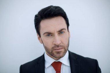 Muzaffer iş ekibi konferans odasında duruyor.