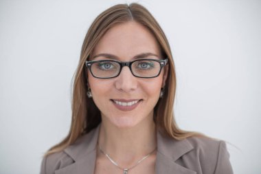Muzaffer iş ekibi konferans odasında duruyor.